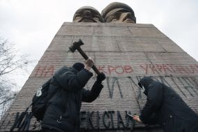 Активисты сбивают буквы на памятнике чекистам