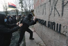 Активисты сбивают буквы на памятнике чекистам