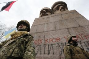 Активисты возле памятника чекистам