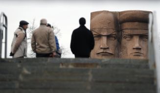 Активисты возле памятника чекистам