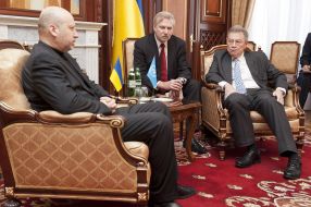 Aleksandr Turchinov and Robert Serry