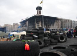 Flowers on tires in the center of Kiev