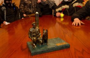 Statuette as a border guard with a dog