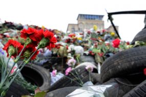 Цветы в память о погибших активистах Евромайдана