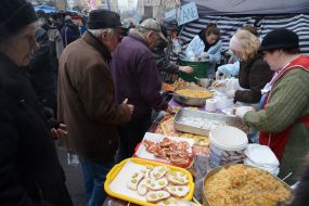 Люди стоят в очереди за едой 