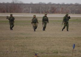 Неизвестные с оружием на взлетном поле