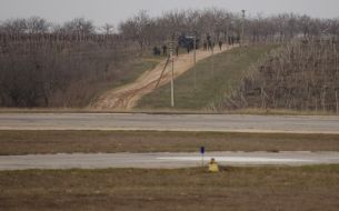 Неизвестные с оружием патрулируют территорию