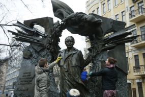 Активісти миють пам'ятник В'ячеславу Чорноволу