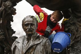 Активісти миють пам'ятник В'ячеславу Чорноволу