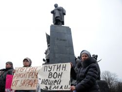 Учасники антивоєнного мітингу