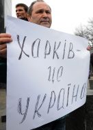 Учасник антивоєнного мітингу