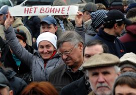 Учасники антивоєнного мітингу