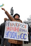 Учасниця антивоєнного мітингу