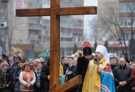 Metropolitan Ioan sanctifies Cross  