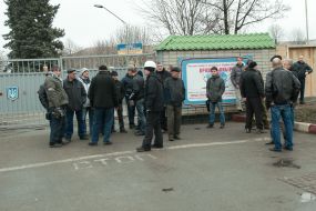 Активисты самообороны контролируют КПП военной части