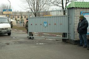 Активисты самообороны контролируют КПП военной части