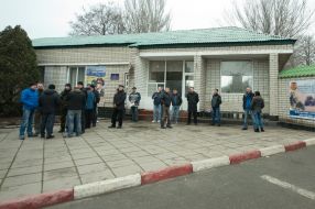 Активисты самообороны контролируют КПП военной части