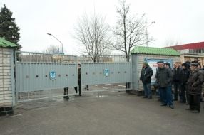 Активисты самообороны контролируют КПП военной части