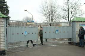 Активисты самообороны контролируют КПП военной части