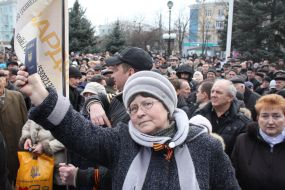 Жінка тримає паспорт