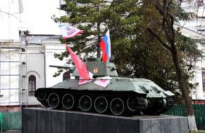 Russian flag on the monument "T-34"