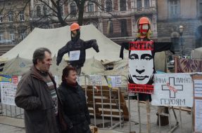 "A pillar of shame", hung on all sides by images of Putin