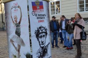 "A pillar of shame", hung on all sides by images of Putin