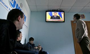 People watching broadcast briefing Yanukovych