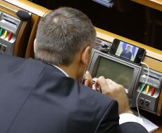 Lawmaker looks broadcast briefing Viktor Yanukovych