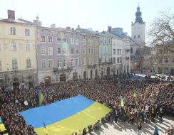 Жители Львова держат огромный флаг Украины