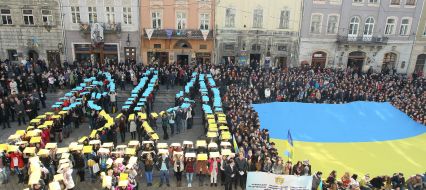 Львовяне исполняют государственный Гимн Украины