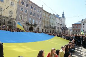 Жители Львова держат огромный флаг Украины