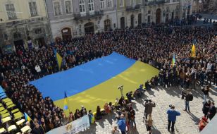 Жители Львова держат огромный флаг Украины