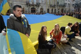 Жители Львова держат огромный флаг Украины