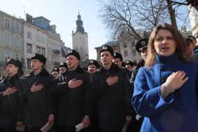 Львовяне исполняют государственный Гимн Украины