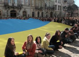 Жители Львова держат огромный флаг Украины