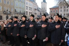 Львовяне исполняют государственный Гимн Украины