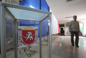 Кабинки и урна для голосования