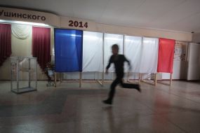 Кабинки и урна для голосования