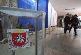 Кабинки и урна для голосования