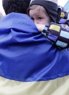 Чоловік тримає дитину на руках