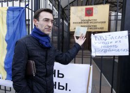 picket "Do not give up our Crimea Russia"