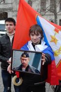 Хлопець тримає портрет Володимира Путіна