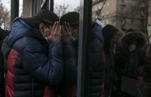 Мужчина заглядывает в окно