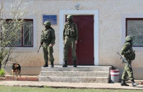 Неизвестные военнослужащие с оружием