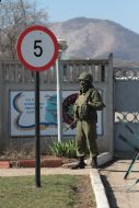 Неизвестные военнослужащие с оружием