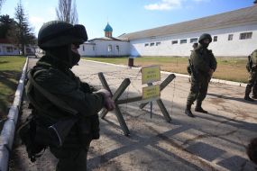 Неизвестные военнослужащие с оружием