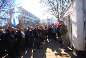 Местные жители возле КПП в/ч А1100 
