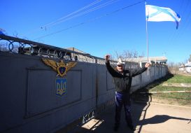 Мужчина держит Андреевский флаг