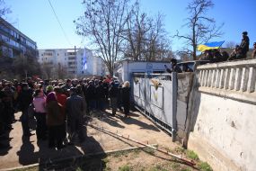 Местные жители возле КПП в/ч А1100